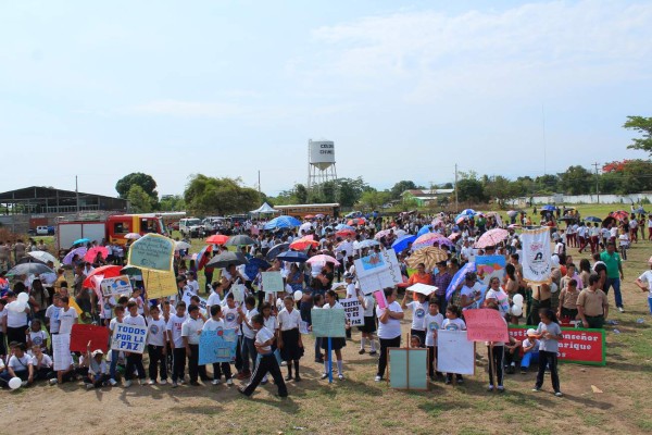 Escolares marchan por la paz en Chamelecón