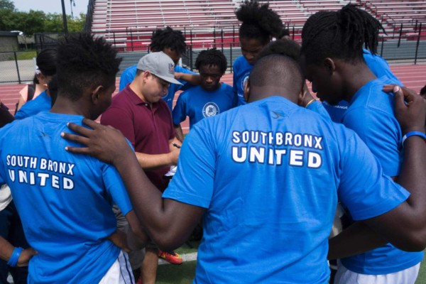 El hondureño que fundó liga de fútbol para jóvenes migrantes en Nueva York
