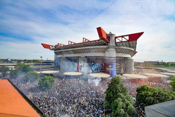 Milan (Italy), 23/05/2021.- FC Inter players celebrate the victory of the Italian championship with the fans at the end of the Italian Serie A soccer match between FC Inter and Udinese at Giuseppe Meazza Stadium in Milan, Italy, 23 May 2021. (Italia) EFE/EPA/ANDREA FASANI