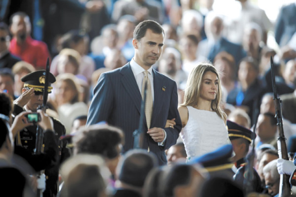 Mauricio Funes promete 100 mil empleos