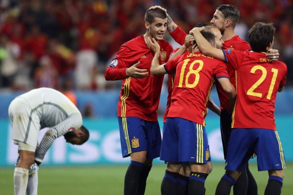 España baila y golea a Turquía para pasar a octavos