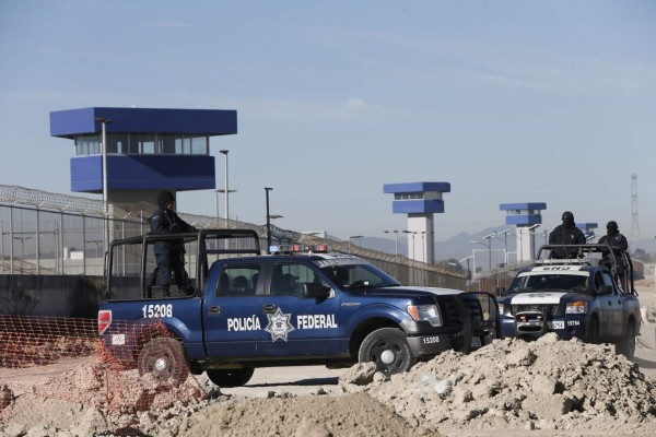 MEX50. ALMOLOYA DE JUÁREZ (MÉXICO), 09/01/2016.- Agentes federales y del Ejército mexicano custodian hoy, sábado 9 de enero de 2016, el penal de máxima seguridad del Altiplano, en el municipio de Almoloya de Juárez, en el Estado de México, de donde escapó el narcotraficante Joaquín 'El Chapo' Guzmán, quien fue recapturado ayer e ingresado en este mismo sitio. La fiscal general de México, Arely Gómez, informó de que una de las razones de la captura del narcotraficante Joaquín 'El Chapo' Guzmán este viernes fue el descubrimiento de que el capo de las drogas había iniciado contactos con gente del mundo del cine para rodar una película. EFE/José Méndez