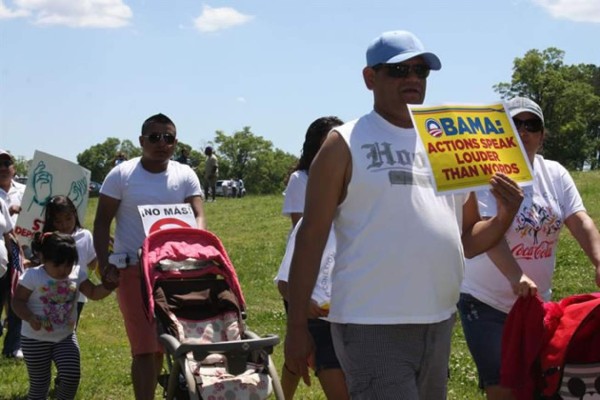 Centenares de inmigrantes piden a Obama que paralice las deportaciones