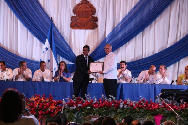 Congreso Nacional reconoce al pintor sampedrano César Milla