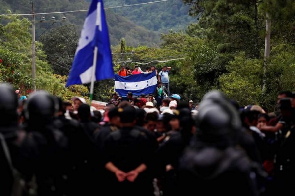 Policía de Guatemala traslada a 62 migrantes hondureños de regreso a su país