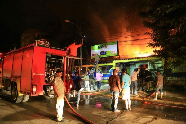 Incendio consume tienda de pinturas en San Pedro Sula