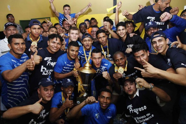 Festejo de campeón del Honduras Progreso en el que se valía beber