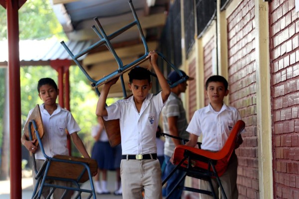 Estudiantes del Reyes reciben clases de pie debido a falta de pupitres