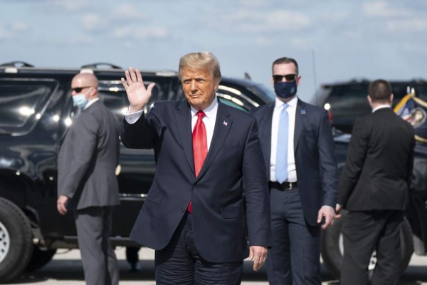 Humillados, los Trump reciben una cálida bienvenida en Florida