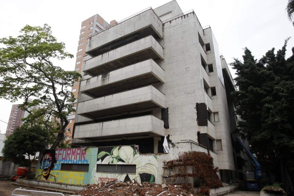 Derriban el edificio Mónaco, símbolo del poder de Pablo Escobar