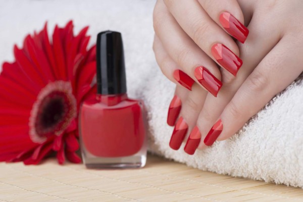 &nbsp;Diseños de uñas geométrico e hindú