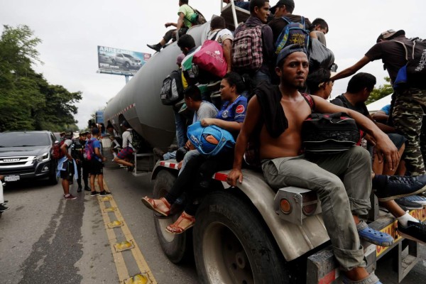 GU3007. ZACAPA (GUATEMALA), 17/10/2018.- Muchos de los migrantes hondureños que van en caravana hacia la frontera de México cansados y desesperados suben a camiones o camionetas para ir a la Ciudad de Guatemala, y aprovechan un cruce en el departamento de Zacapa donde transita transporte pesado, hoy miércoles 17 de octubre de 2018. EFE/Esteban Biba