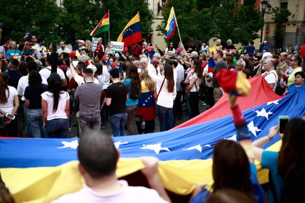 Venezuelan residents in Madrid take part in a protest at the Opera Square in Madrid against the Venezuelan presidential election on May 20, 2018.Venezuela holds presidential elections today, boycotted by the opposition, in which current president Nicolas Maduro is expected to be easily reelected for a second six-year term of office. / AFP PHOTO / Benjamin CREMEL