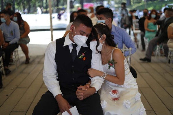 Más de 40 parejas se casan en boda colectiva en El Salvador