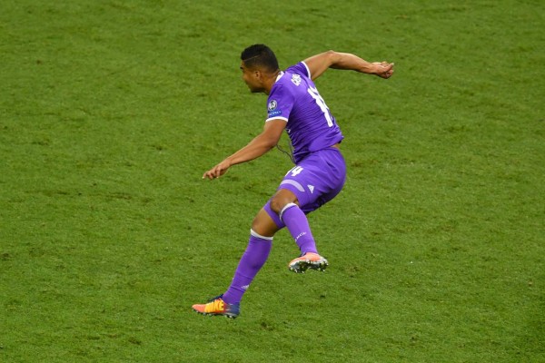 Real Madrid's Brazilian midfielder Casemiro kicks the ball to score during the UEFA Champions League final football match between Juventus and Real Madrid at The Principality Stadium in Cardiff, south Wales, on June 3, 2017. / AFP PHOTO / Ben STANSALL