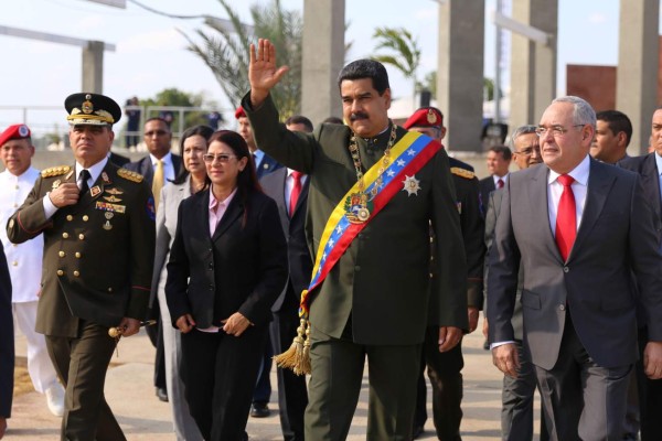 Lanzan piedras y huevos a Maduro tras desfile militar en Venezuela