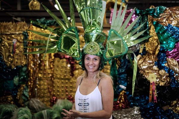 Carnaval de Río desafía la crisis con samba y humor