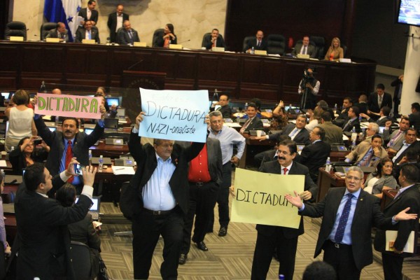 Diputados de Libre vuelven a paralizar sesión