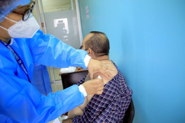 El IHSS desplaza brigadas de vacunación a las empresas