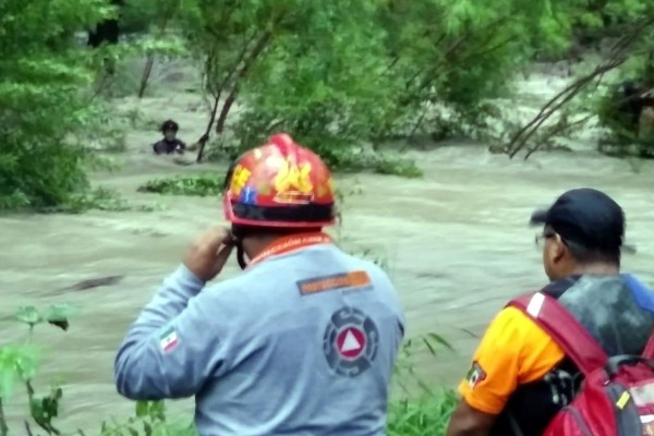 Rescatan a migrantes hondureños atrapados por inundaciones de Fernand