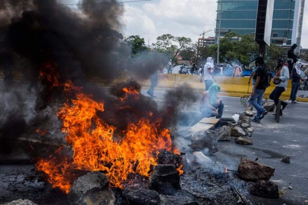 Nuevos enfrentamientos entre policía y opositores en Venezuela