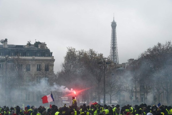 Macrón ordena cierre de la Torre Eiffel por protestas de 'chalecos amarillos'