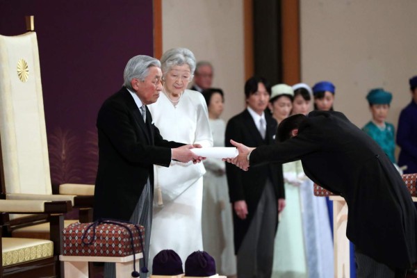 Emperador de Japón abdica y cede el trono a su hijo Naruhito