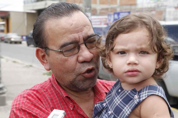Desfile de caballos purasangres engalana la Feria