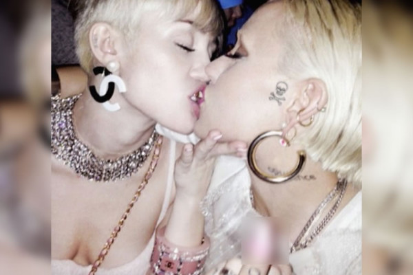 Miley Cyrus besa a rapera Brooke Candy