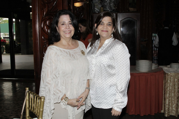 Frances Vargas es agasajada por su pronta boda