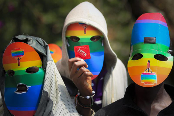 Firman ley en Uganda que castiga homosexualidad con cadena perpetua