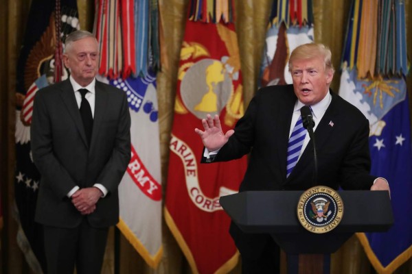 Trump anuncia que el general Mattis acelerará su salida del Pentágono