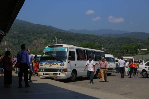 Buses interurbanos trabajan a medias