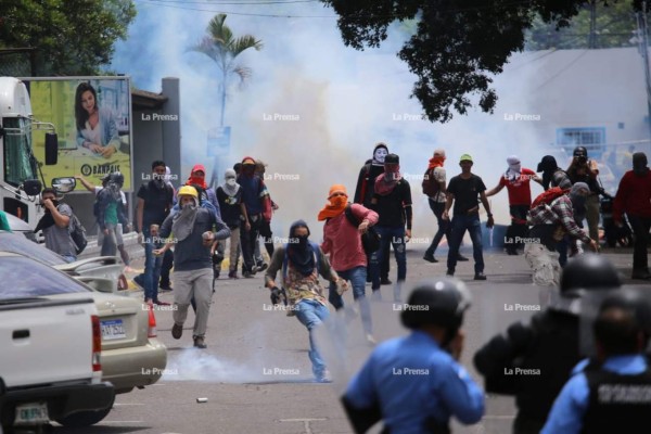 Maestros y médicos se enfrentan a la Policía en Tegucigalpa