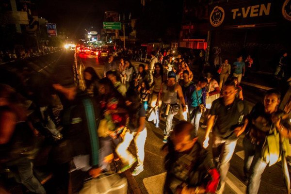 Maduro firma decreto que regula precio de venta de carros