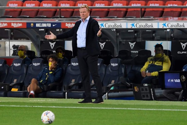 Barcelona's Dutch coach Ronald Koeman gestures during the Spanish league football match FC Barcelona against Villarreal CF at the Camp Nou stadium in Barcelona on September 27, 2020. (Photo by Josep LAGO / AFP)