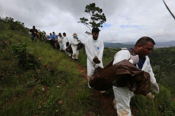 Recuperan tres cadáveres de cementerio clandestino