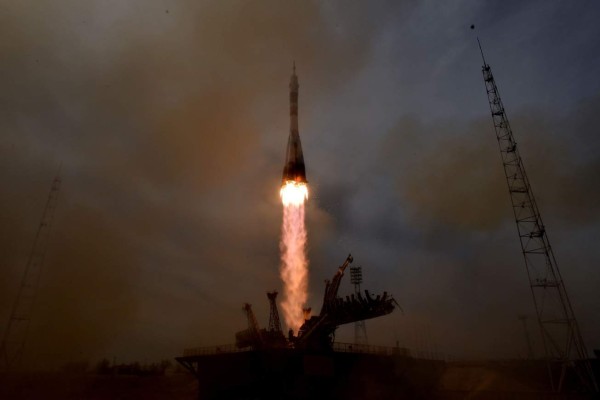Lanzan nave espacial Soyuz con un ruso y un estadounidense