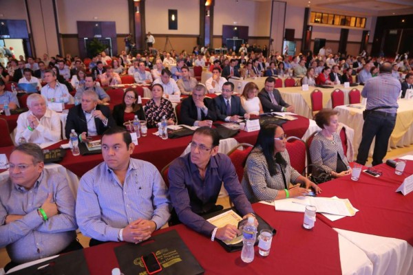 Cúpula empresarial reunida en Cumbre de Negocios en San Pedro Sula