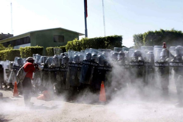 México: padres de desaparecidos buscan a sus hijos en cuartel del Ejército