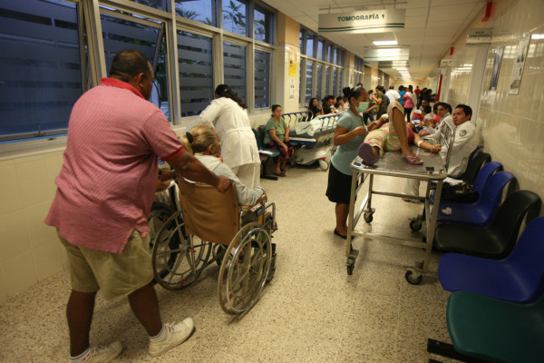 Se agrava crisis en hospitales públicos