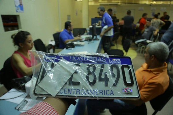 Aún no hay fecha para cambio de placas, siguen entregando de motos