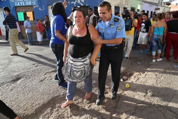 Policías municipales continúan desalojo en Tegucigalpa