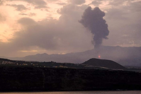 VIDEO: Volcán de la isla de La Palma vuelve a emitir lava y cenizas