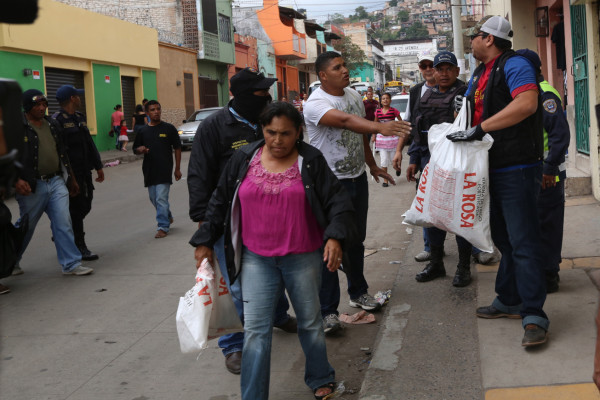 Pelea por pólvora entre vendedores y policías en Tegucigalpa