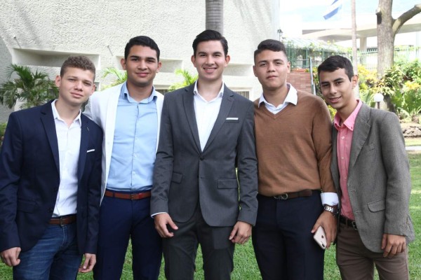 Desayuno en honor a los senior de la Happy New Dawn