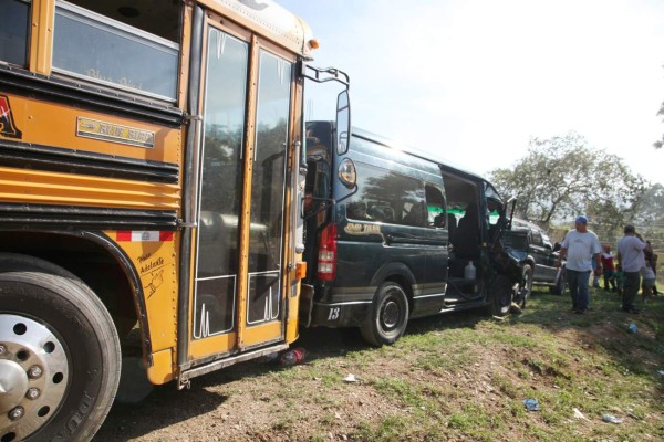 Triple colisión deja ocho heridos en Cofradía, norte de Honduras