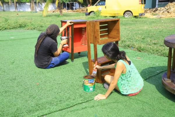 Gracias al proyecto de los muebles, Amor y Vida ha podido cubrir varias de las necesidades que tienen en el hogar y apoyar para que sus compañeros no abandonen sus estudios.
