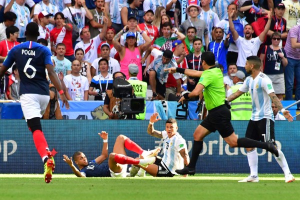 ¡No lo pudieron parar! El penal de Marcos Rojo a Mbappé en el Francia - Argentina