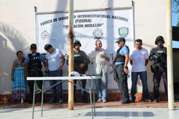 Caen cuatro personas con droga y arma en Santa Rita, Yoro